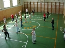 školská telocvičňa počas hodín telesnej výchovy