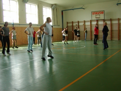 školská telocvičňa počas hodín telesnej výchovy